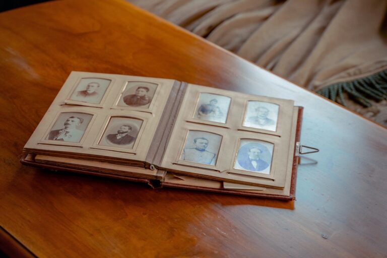 Álbum de fotografías antiguas sobre una mesa de madera: abogado de aceptación y partición de herencia en Madrid