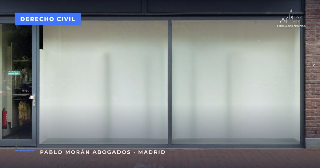 Local comercial vacío con grandes escaparates de cristal: alquiler de local de negocio, abogado de arrendamientos en Madrid