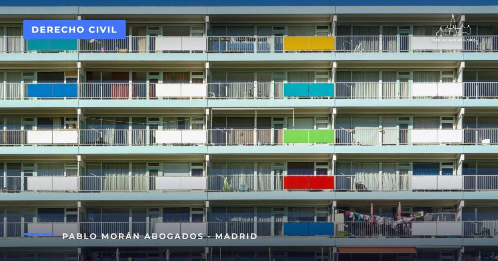 Bloque de viviendas con balcones de colores y cielo azul: Real Decreto-ley 26/2026 sobre alquiler, prórroga y desahucios, abogado civil en Madrid