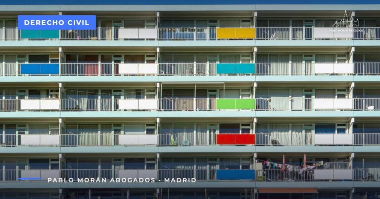 Bloque de viviendas con balcones de colores y cielo azul: Real Decreto-ley 26/2026 sobre alquiler, prórroga y desahucios, abogado civil en Madrid