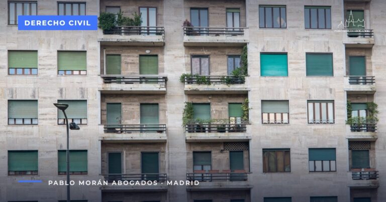 Fachada de un edificio de viviendas con balcones: contrato de alquiler, fianza y derechos del inquilino y del propietario, abogado en Madrid