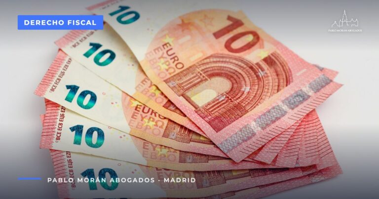 Billetes de diez euros sobre una mesa: aplazar o fraccionar una deuda con Hacienda, abogado fiscalista en Madrid