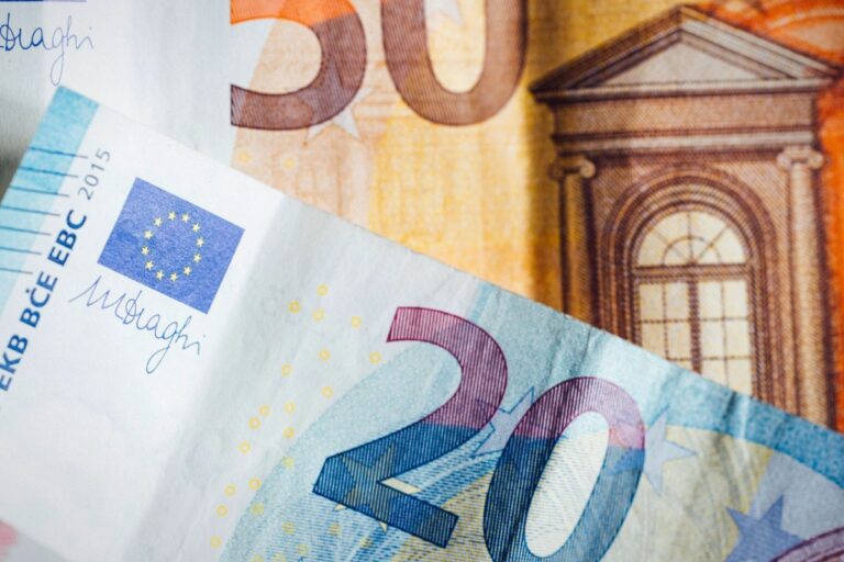 Billetes de euro en primer plano: abogado de apropiación indebida y administración desleal en Madrid