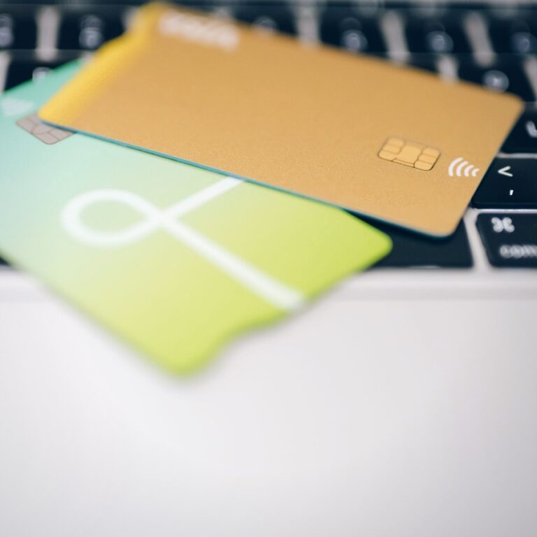 Tarjetas bancarias sobre el teclado de un portátil: abogado bancario y de cláusulas abusivas en Madrid