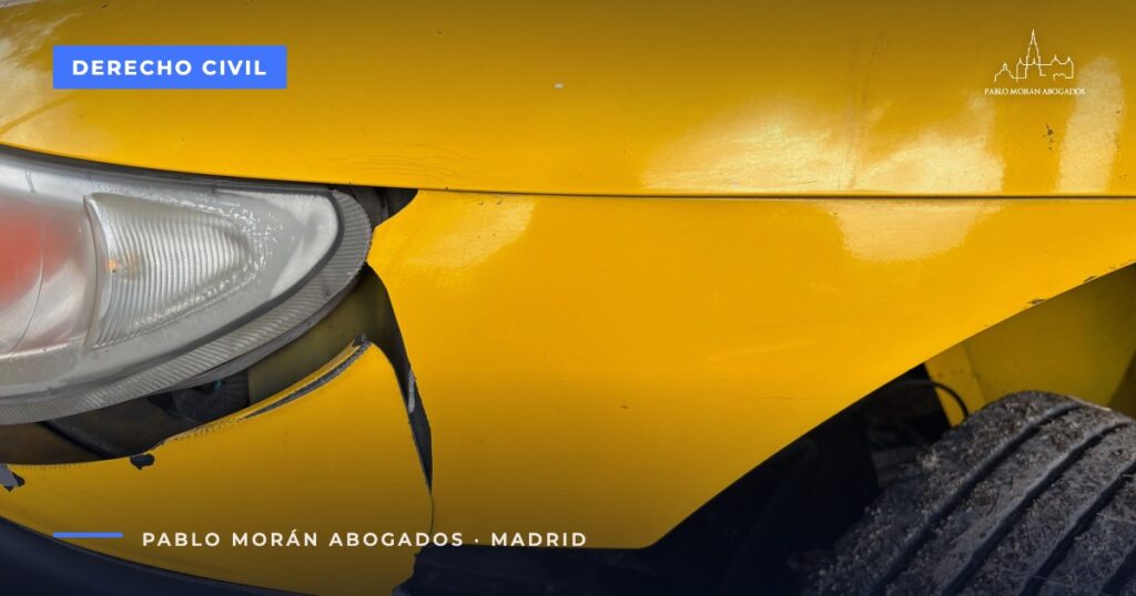 Parachoques delantero de un coche amarillo dañado: baremo de accidentes de tráfico, abogado de accidentes en Madrid