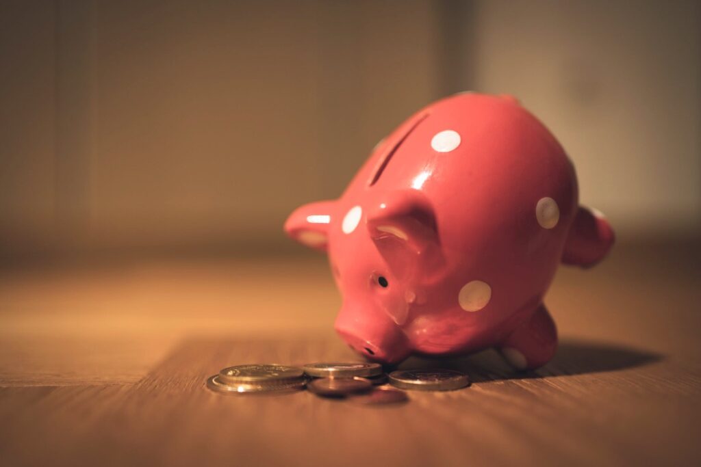 Hucha de cerámica junto a unas monedas: abogado para cancelar deudas con la Ley de Segunda Oportunidad en Madrid