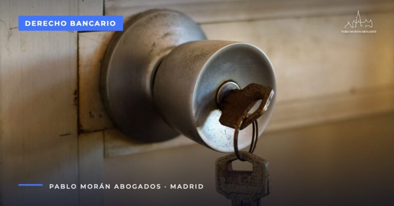 Llave en la cerradura de una puerta: cancelar la hipoteca pagada, certificado de deuda cero y Registro, abogado bancario en Madrid
