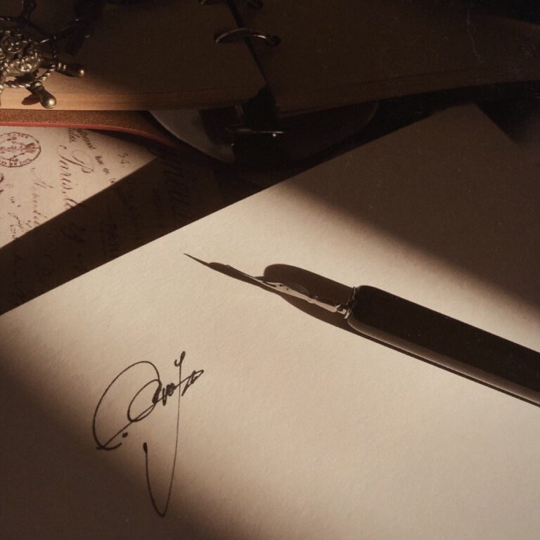 Firma con pluma estilográfica sobre un folio: abogado civil, sucesiones y contratos en Madrid