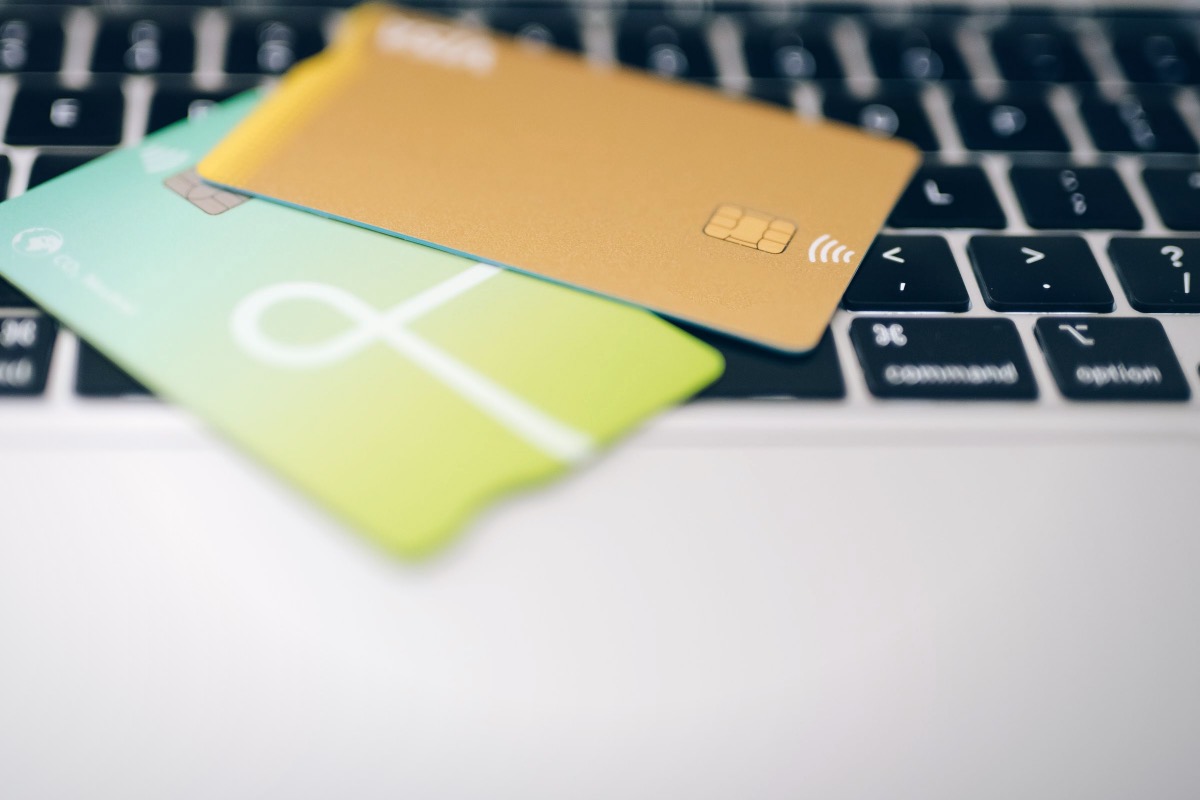 Tarjetas bancarias sobre el teclado de un portátil: abogado de cláusula suelo en Madrid