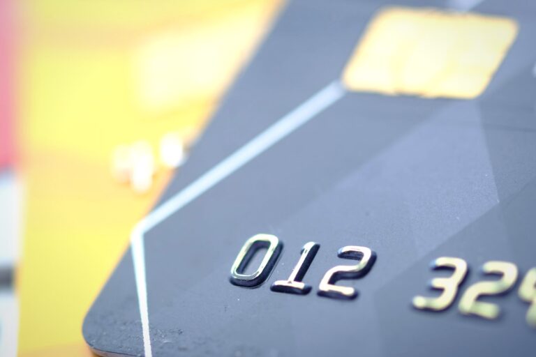Tarjeta bancaria en primer plano: abogado de clonación de tarjetas y fraude en Madrid