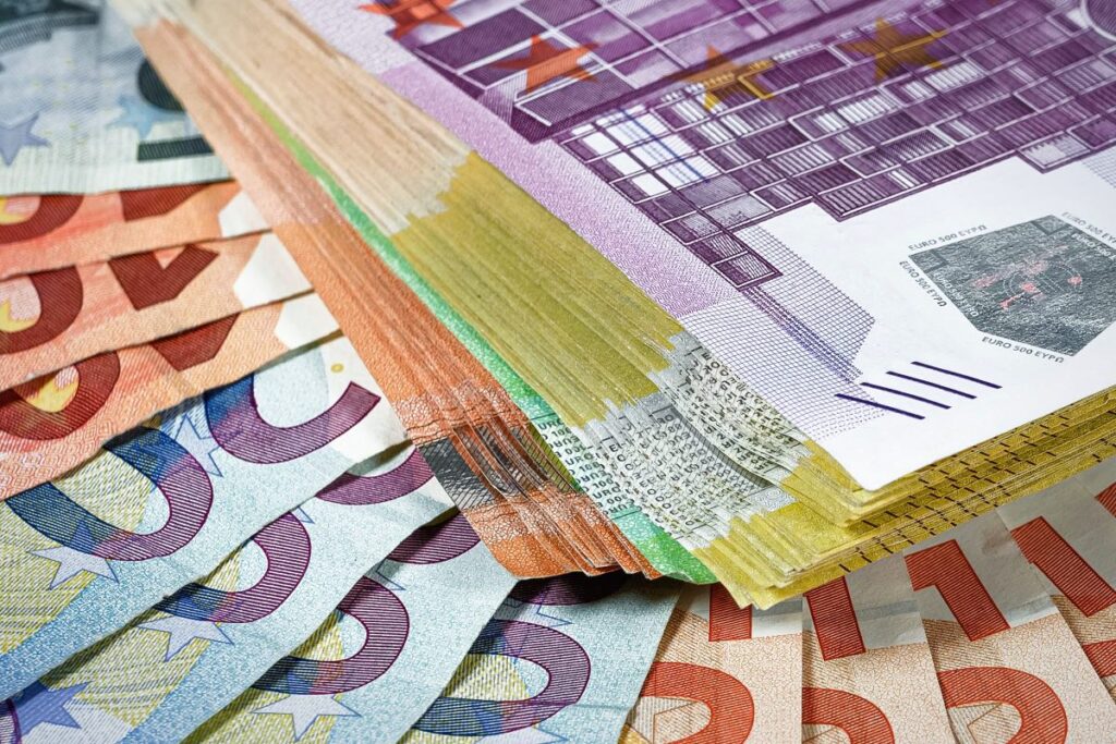 Billetes de euro en abanico: abogado para cobrar facturas impagadas en Madrid