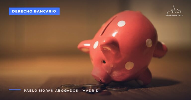 Hucha rosa junto a unas monedas: reclamar la comisión de apertura de la hipoteca, abogado bancario en Madrid