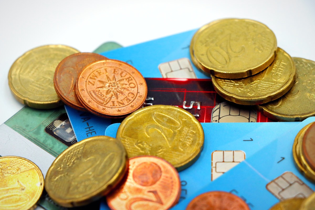 Monedas de euro sobre tarjetas de pago: abogado para reclamar la comisión de apertura en Madrid