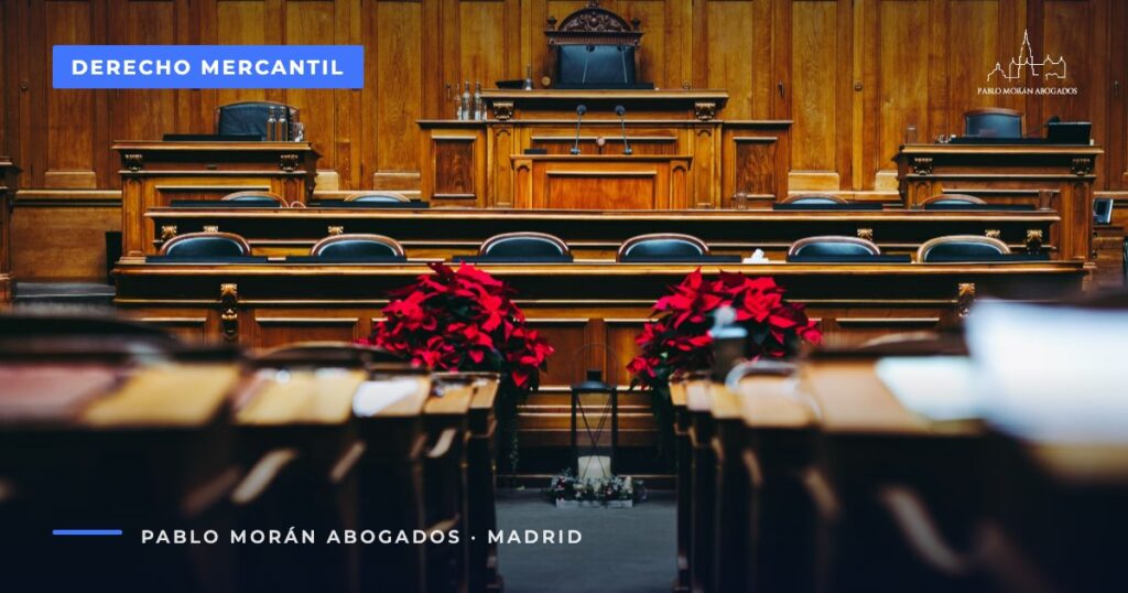 Sala de vistas con estrados de madera: demanda por competencia desleal en el juzgado de lo mercantil, abogado mercantilista en Madrid