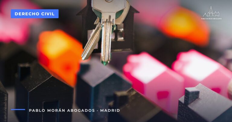 Casas en miniatura y llaves: comprar una vivienda en Madrid, arras, escritura e impuestos, abogado civil en Madrid