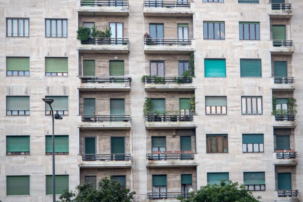 Edificio residencial con balcones: abogado de comunidades de propietarios en Madrid