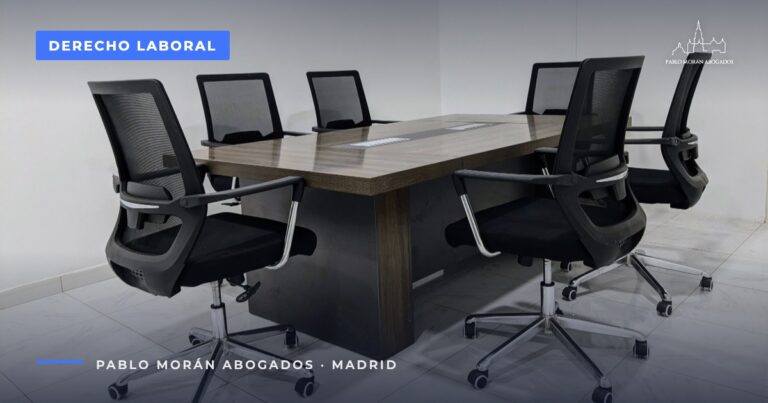 Sala de reuniones vacía con mesa de madera y sillas: conciliación laboral en el SMAC, abogado laboral en Madrid