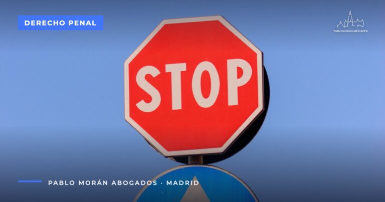Señal de stop y señal de dirección obligatoria: conducir sin carné, delito del artículo 384, abogado penalista en Madrid