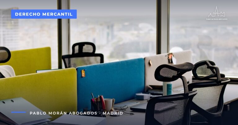 Oficina con mesas de trabajo junto a un ventanal: constituir una sociedad limitada, abogado mercantilista en Madrid
