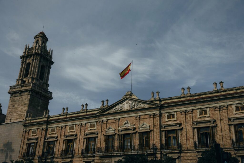 Edificio histórico de la Administración con bandera de España: abogado contencioso-administrativo en Madrid