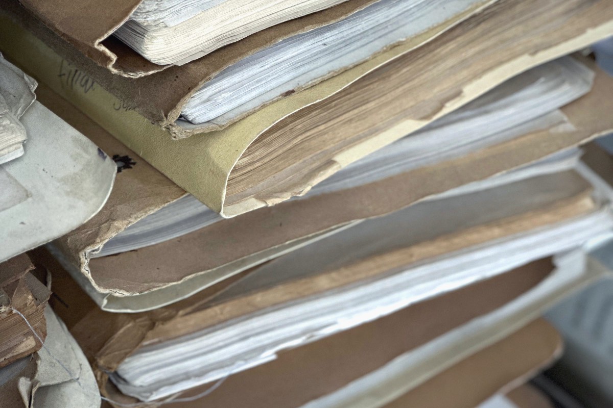 Pila de expedientes antiguos: abogado de determinación de contingencias, común o profesional, en Madrid