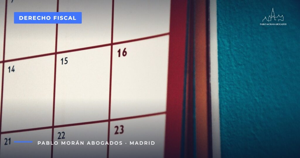Calendario de pared con casillas numeradas: declaración fuera de plazo y recargos de Hacienda, abogado fiscalista en Madrid