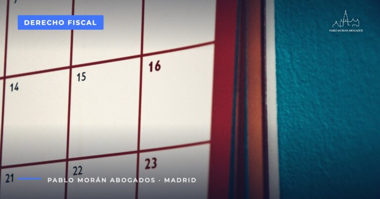 Calendario de pared con casillas numeradas: declaración fuera de plazo y recargos de Hacienda, abogado fiscalista en Madrid