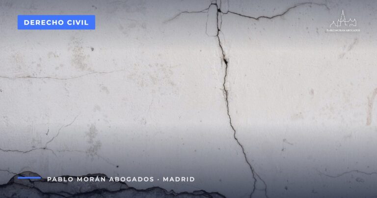 Pared blanca con grietas y desconchones: defectos de construcción en una vivienda nueva, abogado de derecho civil en Madrid