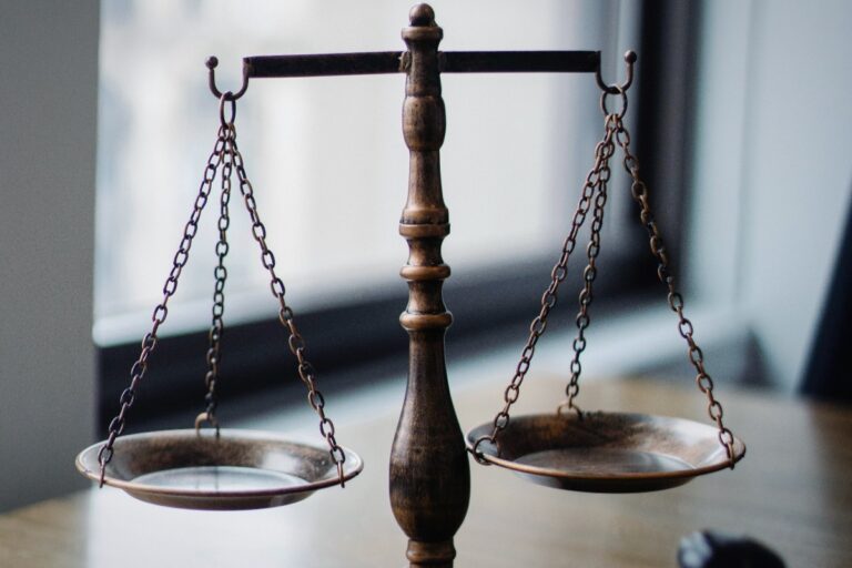 Balanza de la justicia y mazo sobre una mesa: abogado de defensa penal en delitos económicos en Madrid
