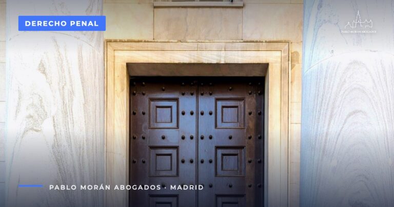 Puerta de madera entre columnas de un edificio oficial: cómo y dónde presentar una denuncia, abogado penalista en Madrid