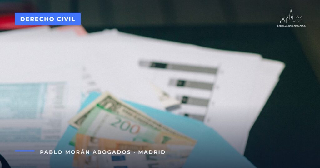Smartphone, lupa, gafas y billetes sobre papeles: ASNEF y fichero de morosos, abogado de derecho civil en Madrid