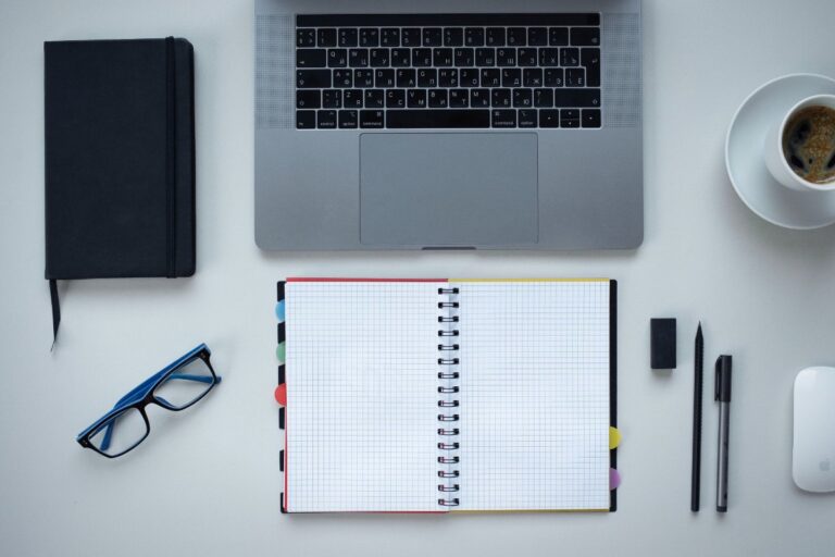 Mesa de trabajo con portátil y cuaderno: abogado de derecho laboral en Madrid