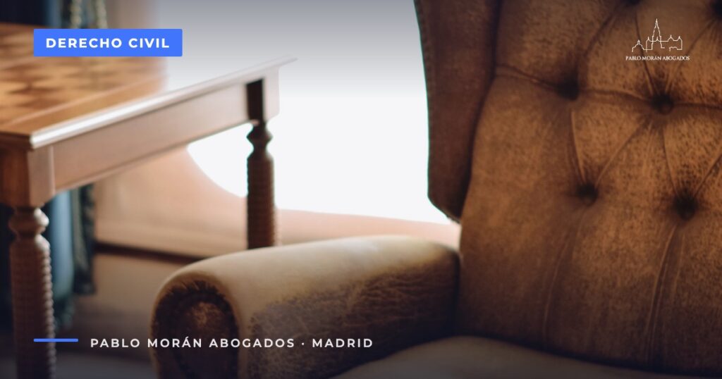 Sillón de cuero desgastado junto a una mesa de ajedrez: desheredación y legítima, abogado de herencias en Madrid