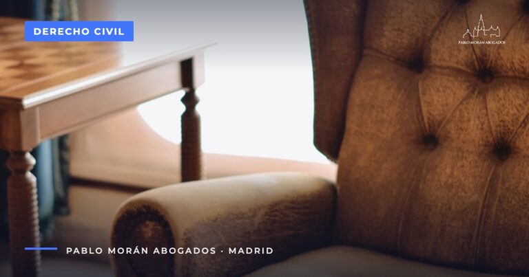 Sillón de cuero desgastado junto a una mesa de ajedrez: desheredación y legítima, abogado de herencias en Madrid