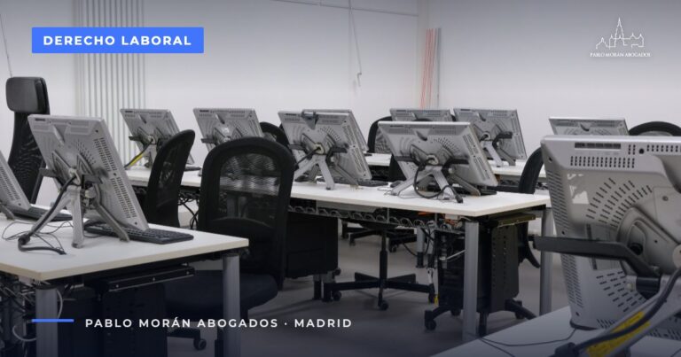 Sala de trabajo con ordenadores y puestos vacíos: despido colectivo y ERE, abogado laboral en Madrid