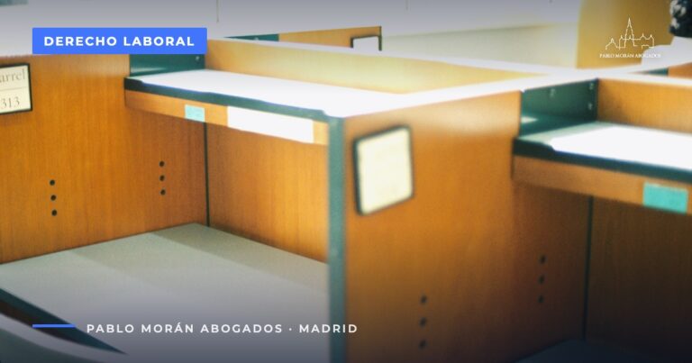 Mesa de oficina vacía junto a una ventana: despido disciplinario y carta de despido, abogado laboral en Madrid