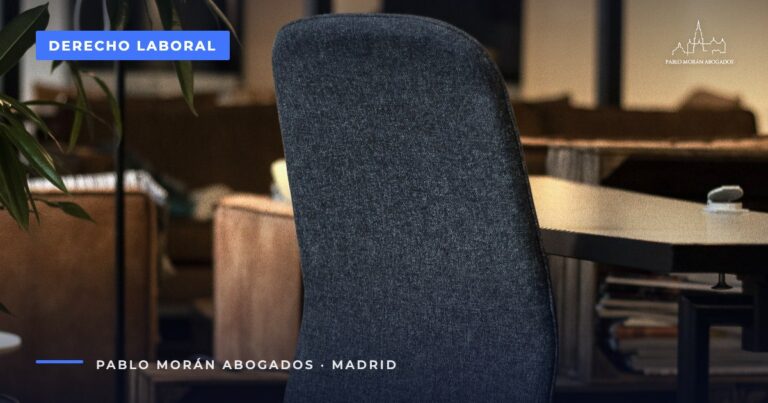 Silla de oficina vacía junto a una mesa de trabajo: despido improcedente o nulo, abogado laboral en Madrid