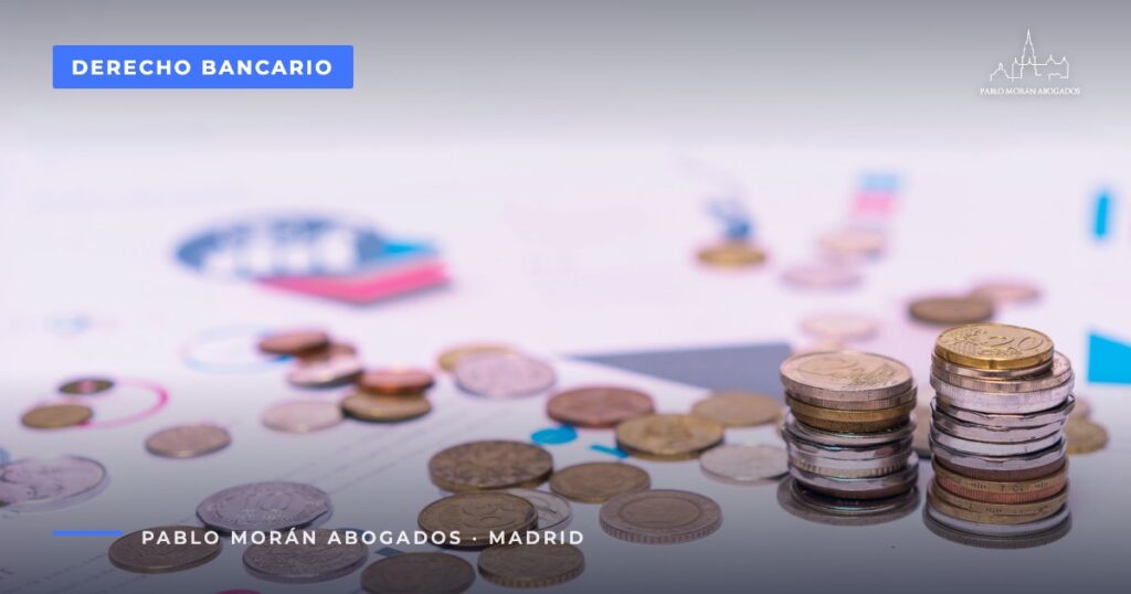 Monedas sobre una mesa blanca: devolución de recibos domiciliados, abogado bancario en Madrid