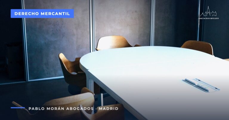Sala de reuniones con mesa ovalada: disolver y liquidar una sociedad limitada, abogado mercantilista en Madrid
