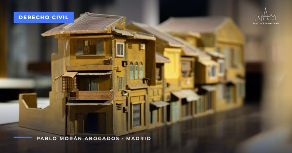 Maqueta de edificios de época sobre una mesa: división y partición de herencia, abogado de herencias en Madrid