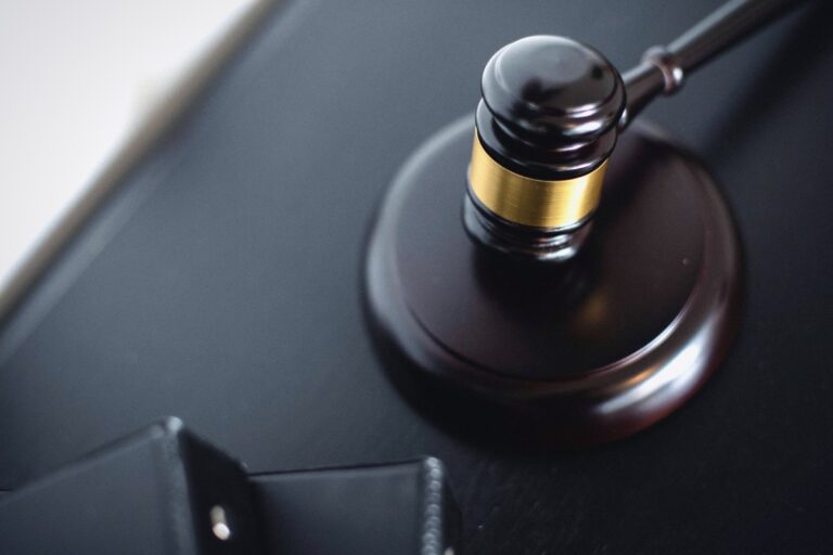 Mazo de madera de juez sobre una mesa: abogado de divorcio contencioso en Madrid