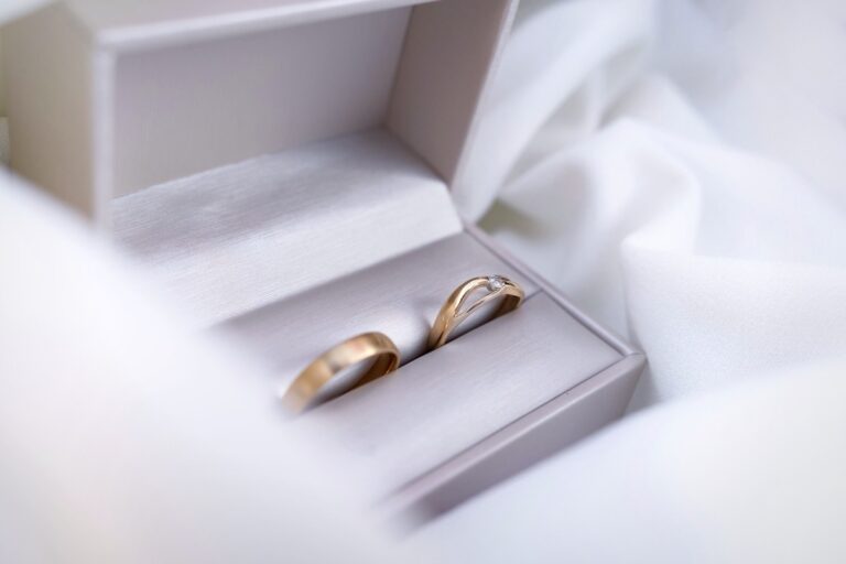 Alianzas de boda en una caja blanca: abogado de divorcio de mutuo acuerdo en Madrid