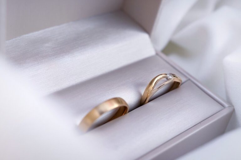 Alianzas de boda sobre una tela blanca: abogado de divorcio y separación en Madrid