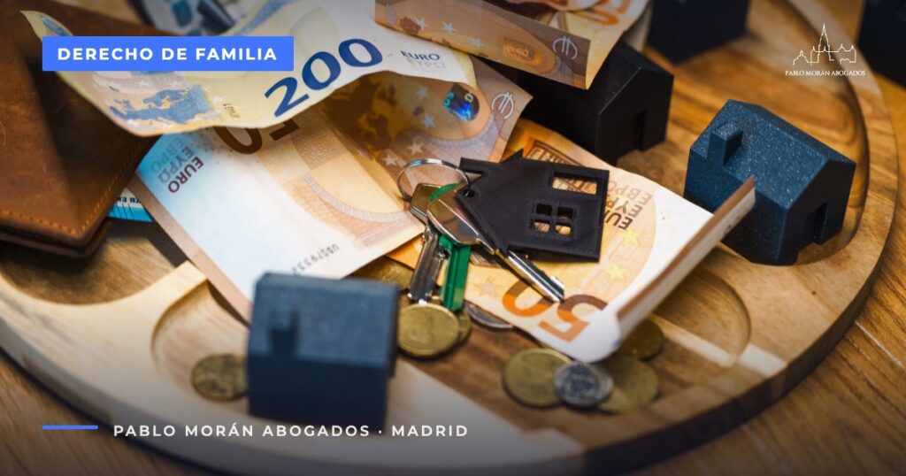 Llaves, maquetas de casas y billetes sobre una bandeja de madera: vivienda familiar e hipoteca en el divorcio, abogado de familia en Madrid