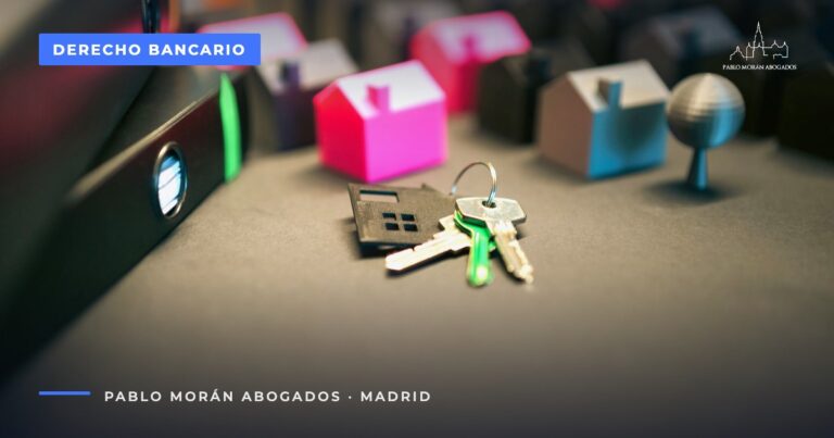 Casas en miniatura y llaves sobre un escritorio: ejecución hipotecaria, plazos y defensa de la vivienda, abogado bancario en Madrid