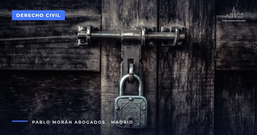 Candado en una puerta de madera oscura: embargo de cuentas y nómina, qué es inembargable, abogado civil en Madrid