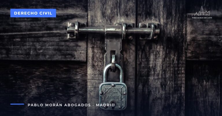 Candado en una puerta de madera oscura: embargo de cuentas y nómina, qué es inembargable, abogado civil en Madrid