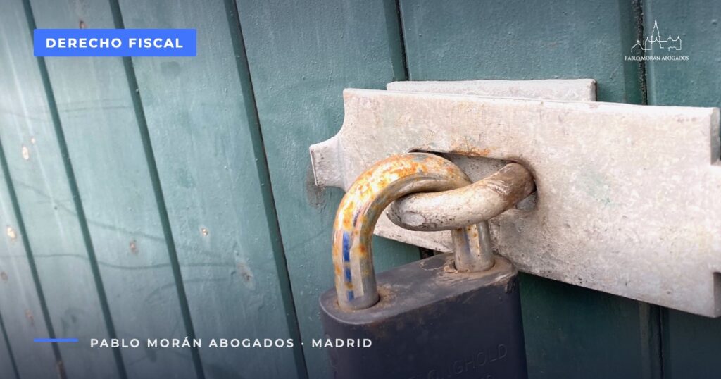 Puerta con candado: embargo de Hacienda y providencia de apremio, abogado fiscalista en Madrid