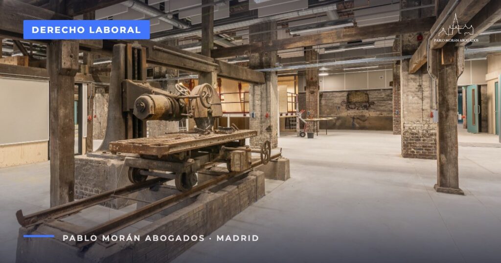 Antigua maquinaria en una nave de producción vacía: ERTE, suspensión de contratos y reducción de jornada, abogado laboral en Madrid