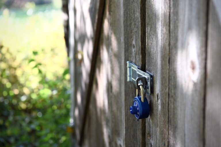 Candado azul de combinación en una puerta de madera: abogado de estafas y fraudes en Madrid